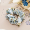 Nahaufnahme von hellblauem Satin-Haargummi mit gelbem Lilienmuster im französischen Stil - Satin Floral Blue