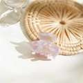 Détail d'une mini pince à cheveux en acétate avec motif marbré violet et blanc sur rotin - Violet