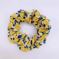 Haarelastiekje met gele bloemenprint en donkerblauwe bladeren van stof - Haarelastiek / Geel