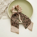 Detailaufnahme des Haargummis mit floralem Band auf einem Keramiktablett - Floral Khaki Doppelte Streamer