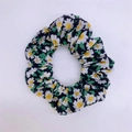 Bloemenprint scrunchie met witte madeliefjes op donkere achtergrond haarband - Haarelastiek / Donkere Kleur