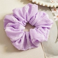 Vista de detalle de un coletero morado con bordes desflecados en tarjeta vintage - Morado