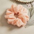 Detalle de un coletero rosa melocotón con textura plisada fina y pliegues elegantes - Rosa