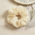 Detalle de coletero beige crema con bordes deshilachados y textura de tela suave - Blanco Roto