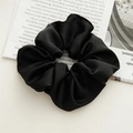 Coletero grande de satén negro con textura sedosa y elegantes pliegues suaves - Negro Satinado
