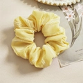 Primer plano de un coletero de gasa plisada amarillo claro con tela suave - Amarillo