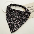 Dettaglio ravvicinato della bandana a triangolo floreale con motivi vintage rossi e bianchi - Fiori Piccoli Nero