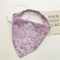 Dettaglio della bandana floreale viola con motivo a margherite e fascia arricciata - Viola Floreale