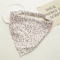 Dettaglio piatto di un foulard in cotone floreale con fascia elastica e piccoli fiori rossi - Piccolo floreale bianco