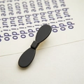 Makroaufnahme der minimalistischen, matt-schwarzen Acetats-Haarklammer mit Schleife - Schwarz