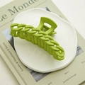 Dettaglio della pinza per capelli verde menta opaca su un piatto bianco con texture - Forma di Catena (4857578948686) / Maglia di Catena Verde Menta