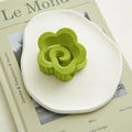 Macro di una molletta per capelli a fiore verde menta su un vassoio di ceramica bianca - Forma di Fiore (4857578948682) / Verde Menta Gelsomino