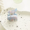 Detailopname van vlinder haarspeld met blauw en paars gemarmerd acetaat patroon - Blauw Roze