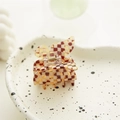 Detail van vlinder haarklem met bruin en beige schaakbordpatroon gemaakt van acetaat - Koffie Geruit