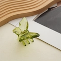 Detail einer smaragdgrünen Schmetterlings-Haarklammer mit goldener Metallfeder - Grün