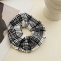 Detalle de coletero de cuadros blancos y negros con tela plisada sobre fondo de revista de moda - Gingham Gris Blanco Plisado