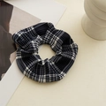 Primer plano de un coletero a cuadros azul y blanco con textura de tela plisada - Gingham Negro Blanco Plisado