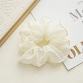 Dettaglio dell'elastico per capelli in tulle a pois bianco crema con tessuto a pieghe - Bianco Crema con Pompon di Bordo