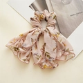Detail eines geblümten Chiffon-Haargummis mit langen Bändern und feiner Naht - Blumen Overlock (FQ2879) / Rosa