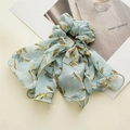 Detailansicht eines hellblauen Scrunchie mit Blumenmuster, Schleife und feinen Saumkanten - Blumen Overlock (FQ2879) / Grün