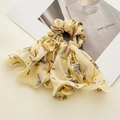 Detail von floralem Chiffon-Haargummi mit Bändern auf einem Magazin-Hintergrund - Blumen Overlock (FQ2879) / Gelb