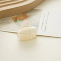 Mini geometrische Dreieck Haarklammer in Beige aus transparentem Harz-Finish - Kleiner Halbkreis Creme