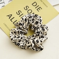 Dettaglio dell'elastico per capelli floreale con motivi neri su tessuto beige - Bianco Sporco Con Fantasia Floreale Nera (A2)