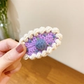 Détail de la barrette en crochet faite main avec broderies violettes et dentelle - Cupcake Violet