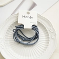 Set de gomas para el pelo trenzadas gris azulado en bandeja de cerámica blanca - Combinación Azul Oscuro