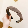 Close-up of brown twisted headband featuring non-slip teeth and textured twill fabric - Brown