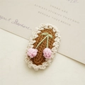 Fermaglio per capelli a ciliegia fatto a mano all'uncinetto con fiori rosa su maglia marrone - Ciliegia in Pizzo Beige