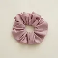Texture détaillée d'un chouchou rose en tissu côtelé avec élastique interne doux - Rose Violet Rayé