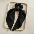 Detalle de coletero negro plisado con cintas largas y textura de tela de sarga fina - Cinta Negra