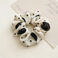 Detailansicht des cremefarbenen Chiffon-Scrunchie mit klassischen schwarzen Punkten - Weiß mit großen Punkten