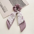 Detail van een paarse bloemen chiffon haarelastiek met dubbellaags lint en textuur - Paars Bloemen Dubbellaags