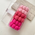 Dettaglio di elastici per capelli rosa senza cuciture in una scatola trasparente - Serie Rossa