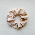 Detailansicht des Satin-Haargummis mit Blumenmuster und beigem Stoff in Dual-Optik - Khaki Spleiß