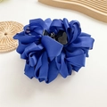 Dettaglio della molletta per capelli a rosa in raso blu reale con trama in seta lucida - Blu