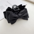 Elegante molletta per capelli grande in raso nero con doppio fiocco su sfondo minimalista - Nero Corto Doppio Strato
