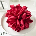 Dettaglio della grande molletta per capelli in raso rosso con design floreale a strati - Borgogna