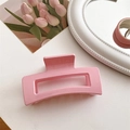Vue détaillée de la grande pince à cheveux carrée en résine rose au design géométrique - Rectangle Rose