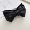 Dettaglio di una grande molletta per capelli con doppio fiocco in raso nero lucido - Fermaglio A Doppio Strato Nero Lungo (17 Cm)