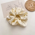 Elegante coletero de satén crema de gran tamaño con una textura de seda brillante - Beige