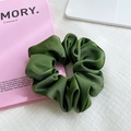 Coletero elegante de satén verde oscuro con acabado sedoso y pliegues para mujer - Verde