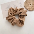 Eleganter großer Satin-Haargummi in Bronzegold mit glänzender Seidenstruktur für Damen - Hellkaffee