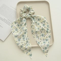 Beiger Blumen-Scrunchie mit Bändern und grünem Blumenmuster in minimalistischem Stil - Gelb Blumig
