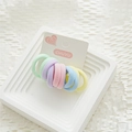 Detailopname van pastelkleurige elastische haarbandjes op een witte displaykaart - Licht Meerkleurig