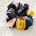 Dettaglio dell'elastico scrunchie in tessuto con motivi astratti di frutta su blu - Pompelmo Blu Marino