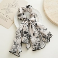 Detail eines florale Haargummis mit langen Bändern auf einem Vintage-Teller - Band Haargummi / Beige Tuschemalerei