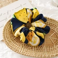 Dettaglio elastico scrunchie in chiffon blu con stampa limoni in vassoio - Blu Marino Pera
